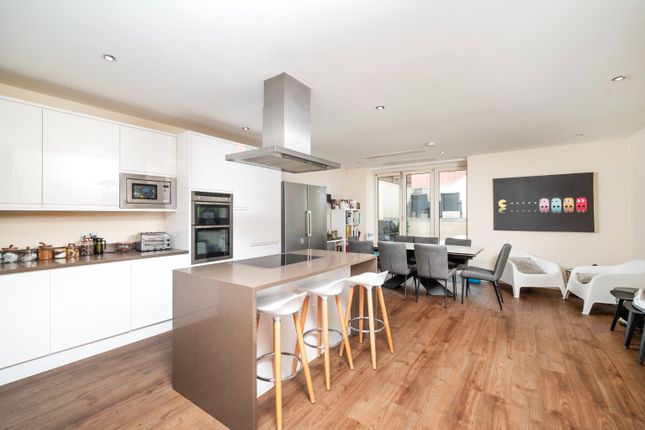 12 Wentworth Road, London, Greater London photo 3