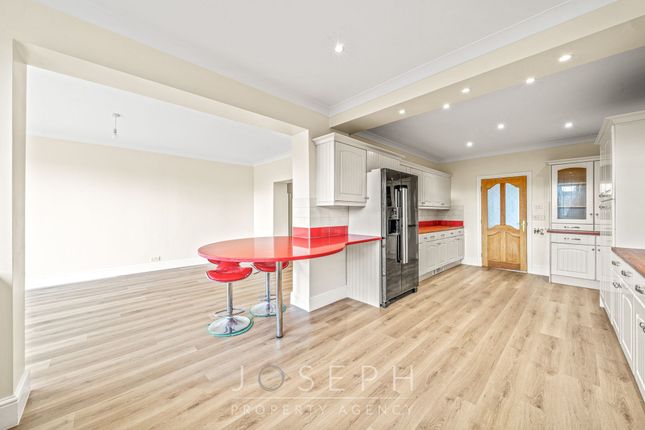 140 Colchester Road, Ipswich photo 2