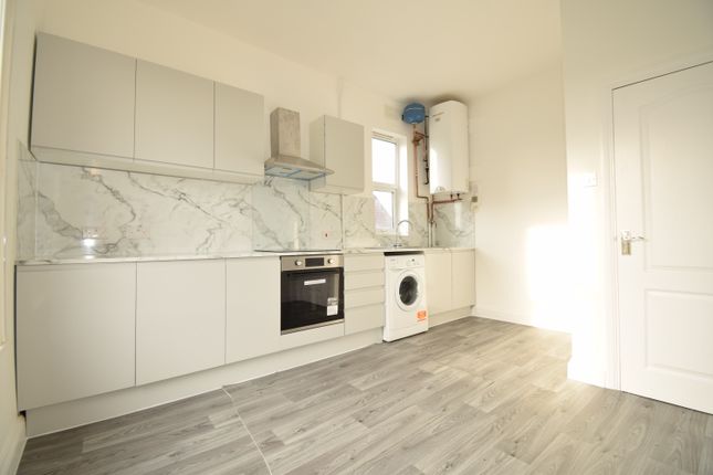 Flat to rent in Langley Road, Elmers End