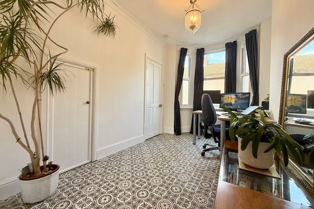 14, Rothschild Road, Wing photo 4