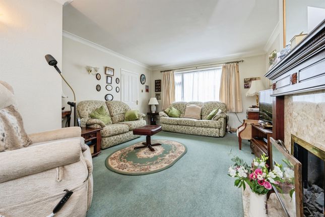 48, Manor Crescent, Aylesbury photo 3