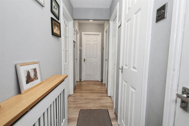 2, Mayfield Gardens, Carluke photo 2