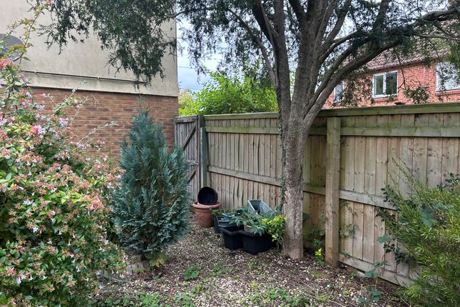 7, Hollybush Close, Chippenham photo 3