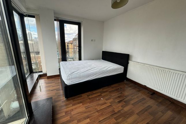 Flat to rent in East Ferry Road, London