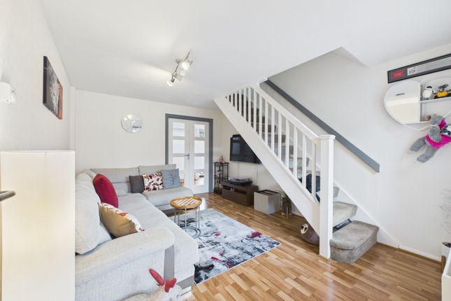 28 Dover Close, Horsham photo 2
