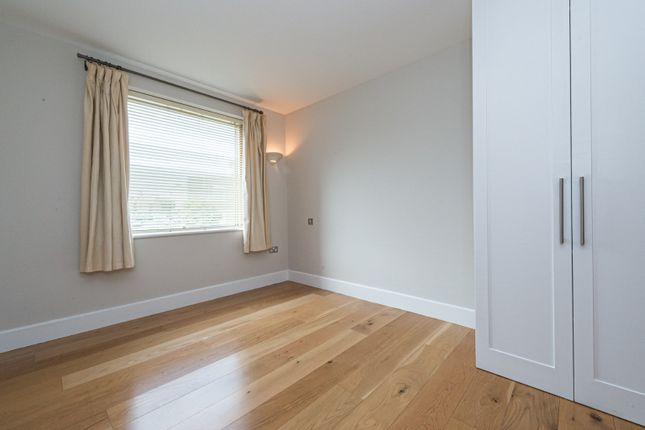 Flat to rent in Trinity Crescent, Balham, London