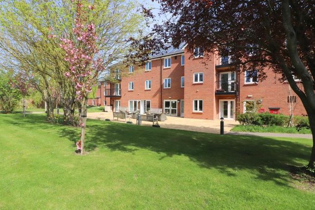Flat to rent in High View, Bedford, Bedfordshire