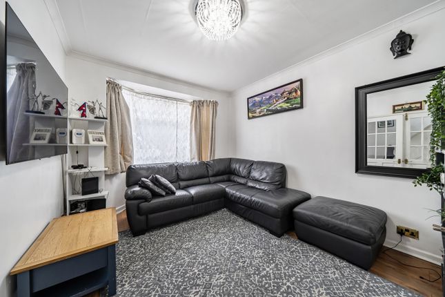 32, Thackeray Close, Uxbridge photo 3