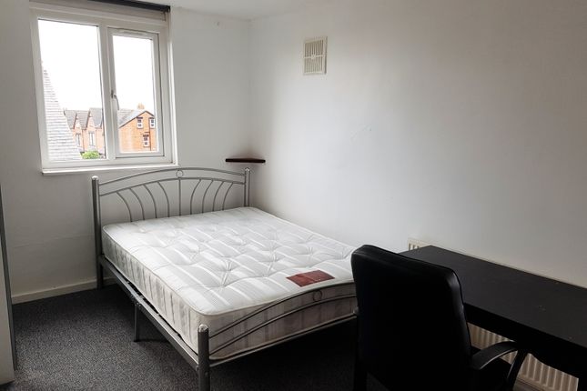 Flat to rent in Delph Lane, Leeds, West Yorkshire