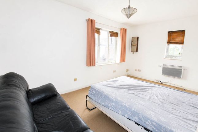 Raywood Close, Harlington Middlesex photo 4
