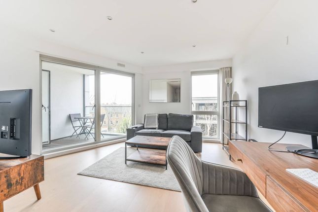 Thumbnail Flat to rent in Balham Hill, Clapham Common South Side, London