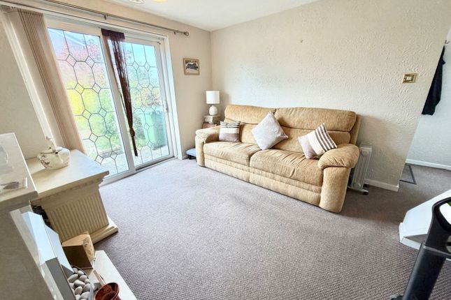 33, Rosemoor Drive, Brierley Hill photo 3
