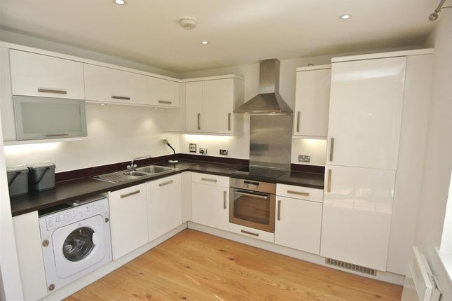 15 The Quadrant, Brighton Road, Addlestone photo 2