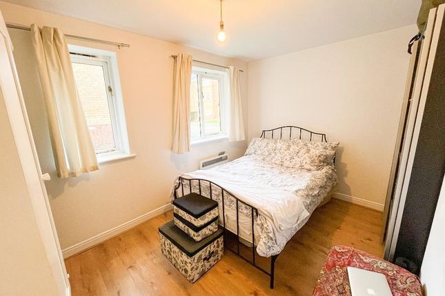 19, Windmill Drive, London photo 4