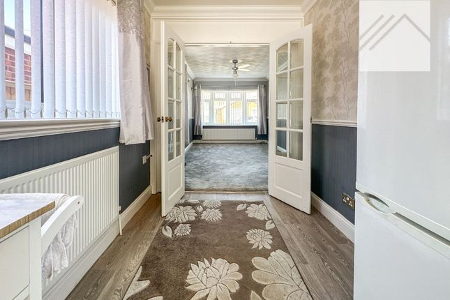 6 Helden Avenue, Canvey Island photo 4