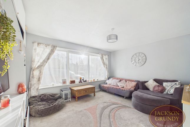 11, Meadow Rise, Towcester photo 2