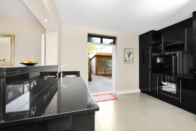 Flat 30, Boydell Court St. Johns Wood Park, London photo 2