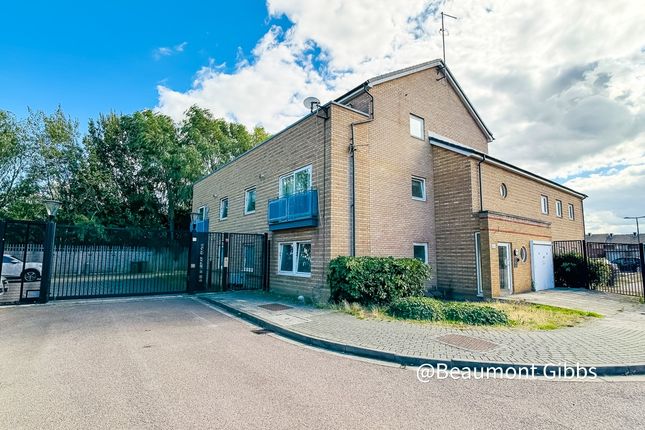 10 Murray Close, West Thamesmead, London photo 3