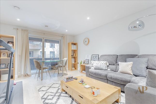 Flat to rent in The Cooper Building, 36 Wharf Road, Angel