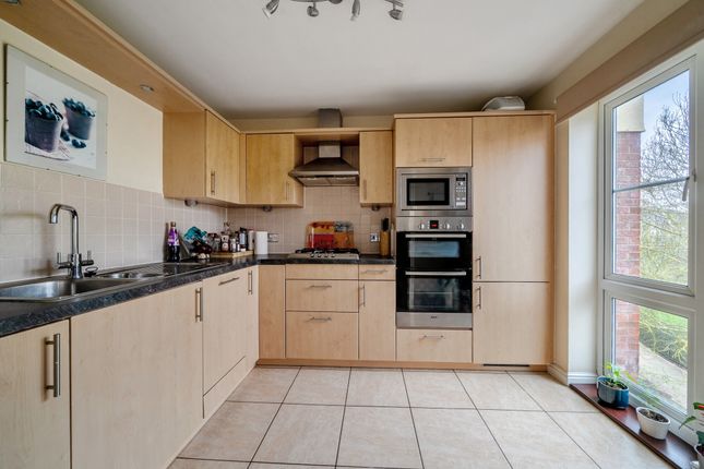 25, Trevelyan Court, Windsor photo 3