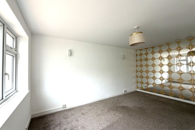 8, Cherrydown Walk, Romford photo 2