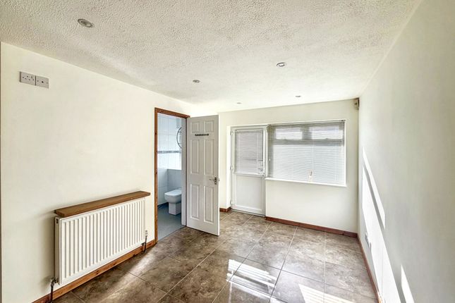 18, Stoneacre Avenue, Sheffield photo 5