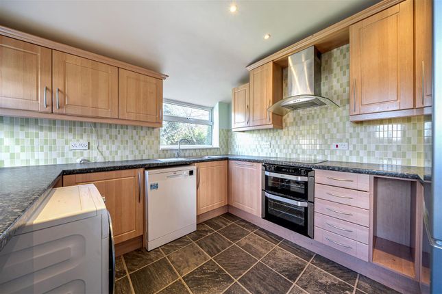 6, Derry Downs, Orpington photo 3