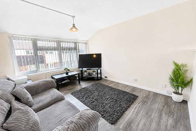 21, Mynchens, Basildon photo 2