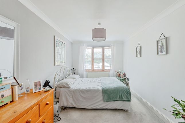 4, Wonham Place, Godstone photo 3
