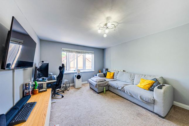 8, Heathlee Road, Crayford photo 3