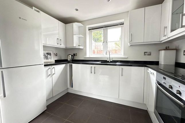 Flat 9, Moss Court, 51, Portsmouth Road, Hampshire photo 3