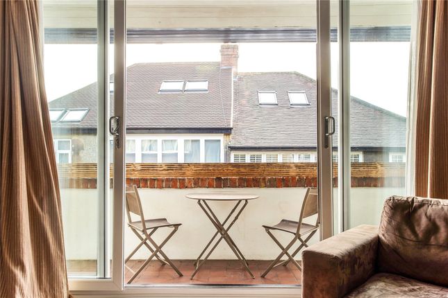 11, Glendale Drive, London photo 3