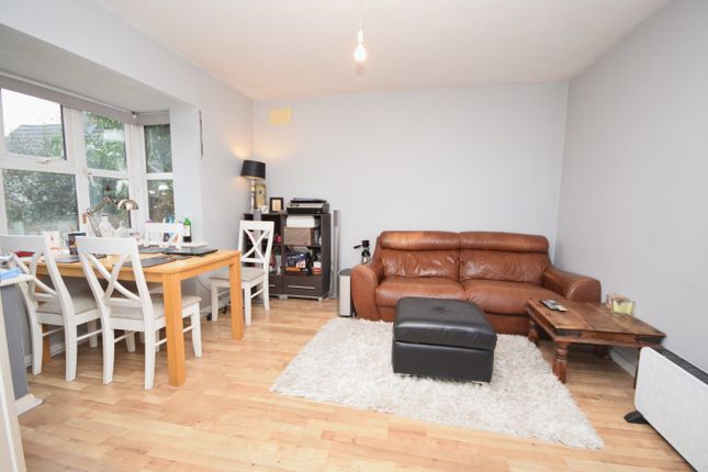 Flat 4 Caesars Court,, Bethel Lane, Farnham photo 2