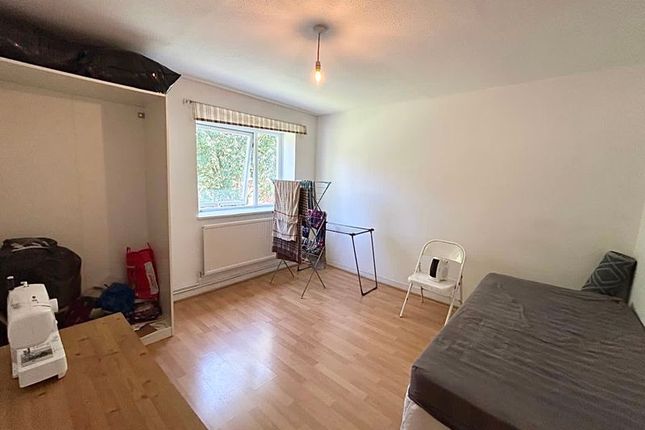 39 Squires Court, Canterbury Gardens, Salford photo 3