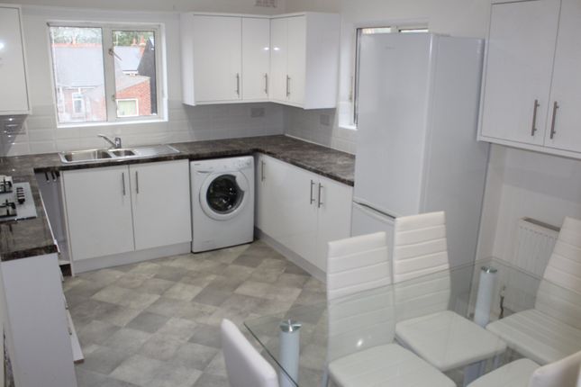 Room 2, Top Floor Flat, 9, Whitley Street, Berkshire, UK photo 2