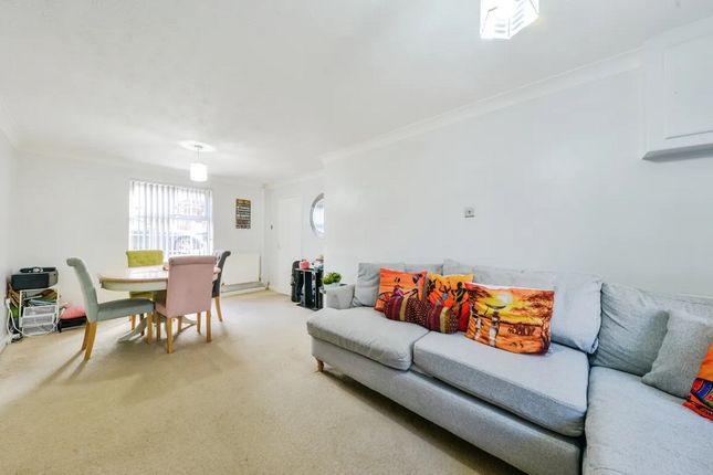 35s, Fallowfield, Stevenage photo 3