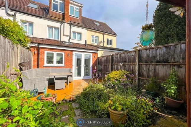 Eastcote Avenue, West Molesey photo 4
