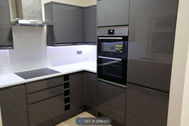 Flat, Fairdene Road, Coulsdon photo 5