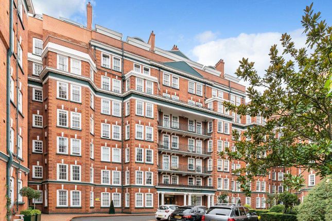 Flat for sale in St. Johns Wood Road, London
