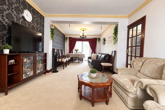 18, Willow Gardens, Greater London photo 2