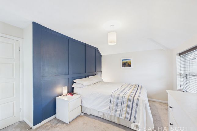 4 Woodcote Mews, Epsom photo 2