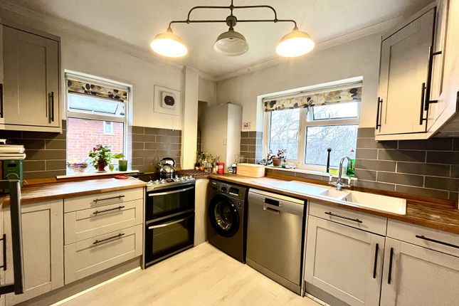 44, Bransby Road, Chessington photo 3