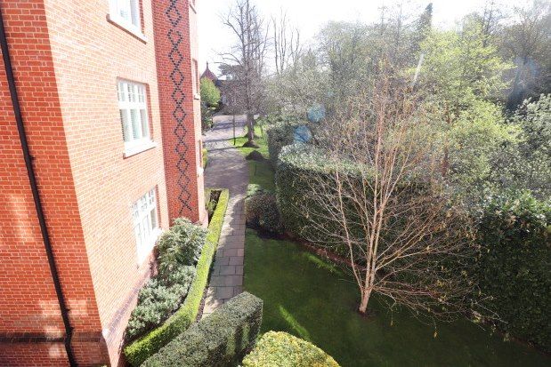 Flat to rent in Nightingale Court, Brentwood