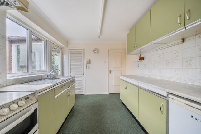 4, Farnham Park Close, Surrey photo 3