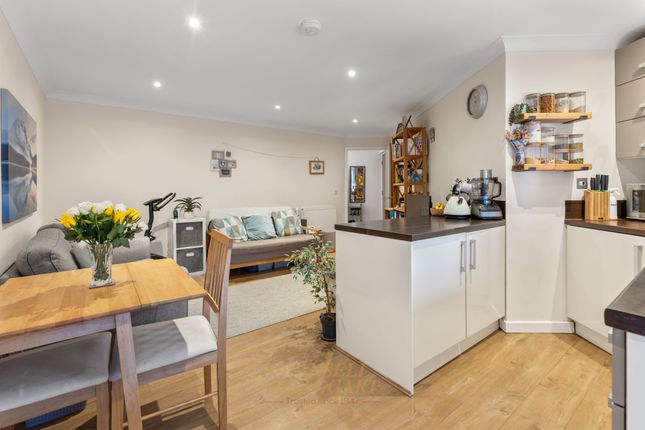 5 Hollands Court, East Grinstead photo 3