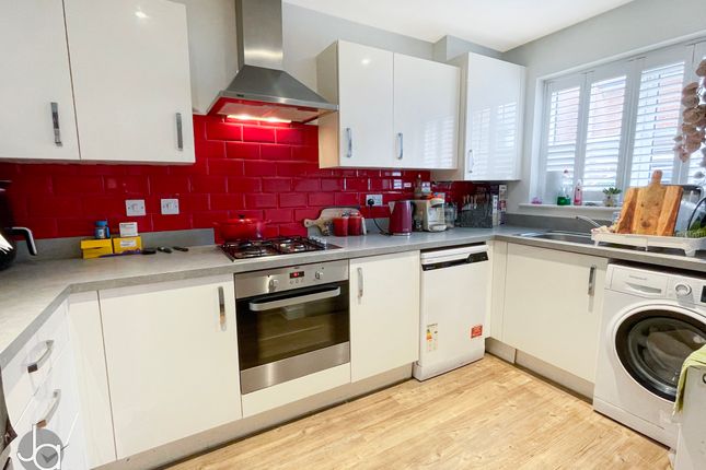3, Tarecroft Way, Witham photo 2