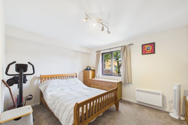21, Tanglewood Way, Feltham photo 4