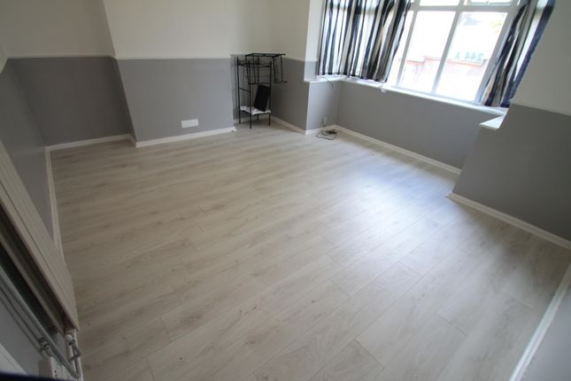 244a, LUTON photo 2
