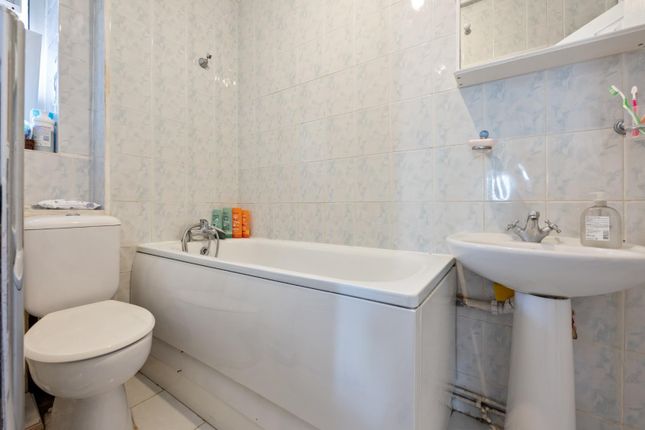 Flat for sale in Stamford Hill, London