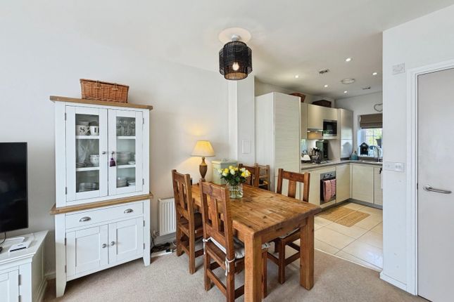 7 Kerswell Close, Slough, Berkshire photo 4